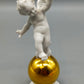 Elegante Porzellanfigur Putto – Handbemalte Skulptur auf Goldkugel