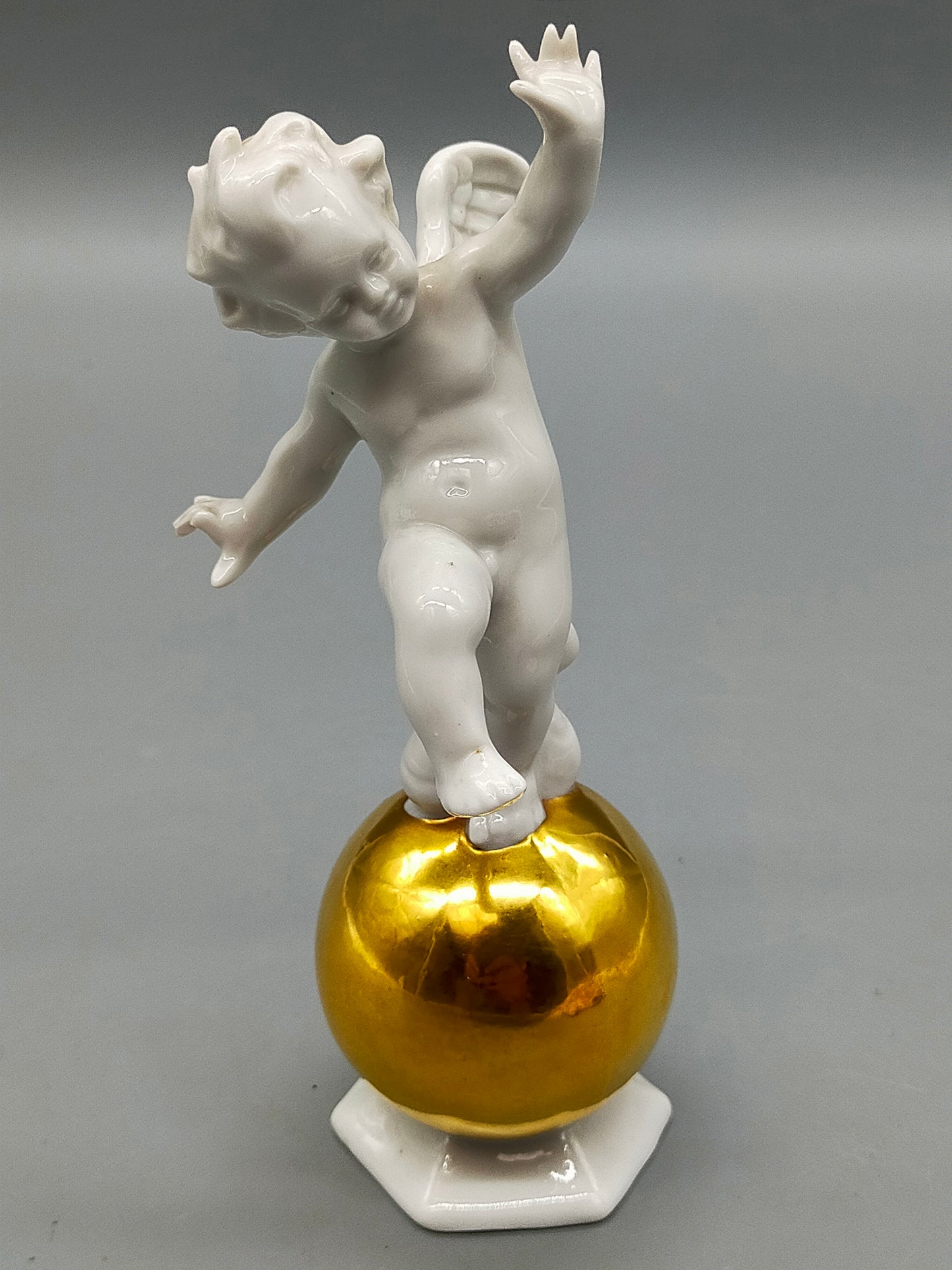 Elegante Porzellanfigur Putto – Handbemalte Skulptur auf Goldkugel