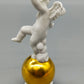Elegante Porzellanfigur Putto – Handbemalte Skulptur auf Goldkugel