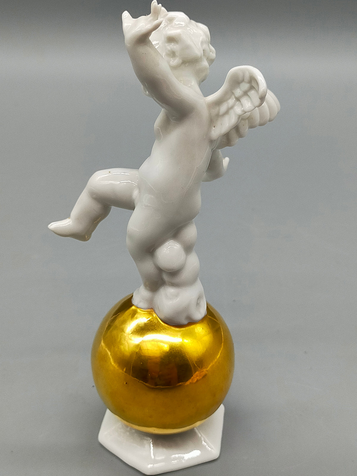 Elegante Porzellanfigur Putto – Handbemalte Skulptur auf Goldkugel