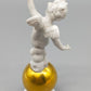 Elegante Porzellanfigur Putto – Handbemalte Skulptur auf Goldkugel