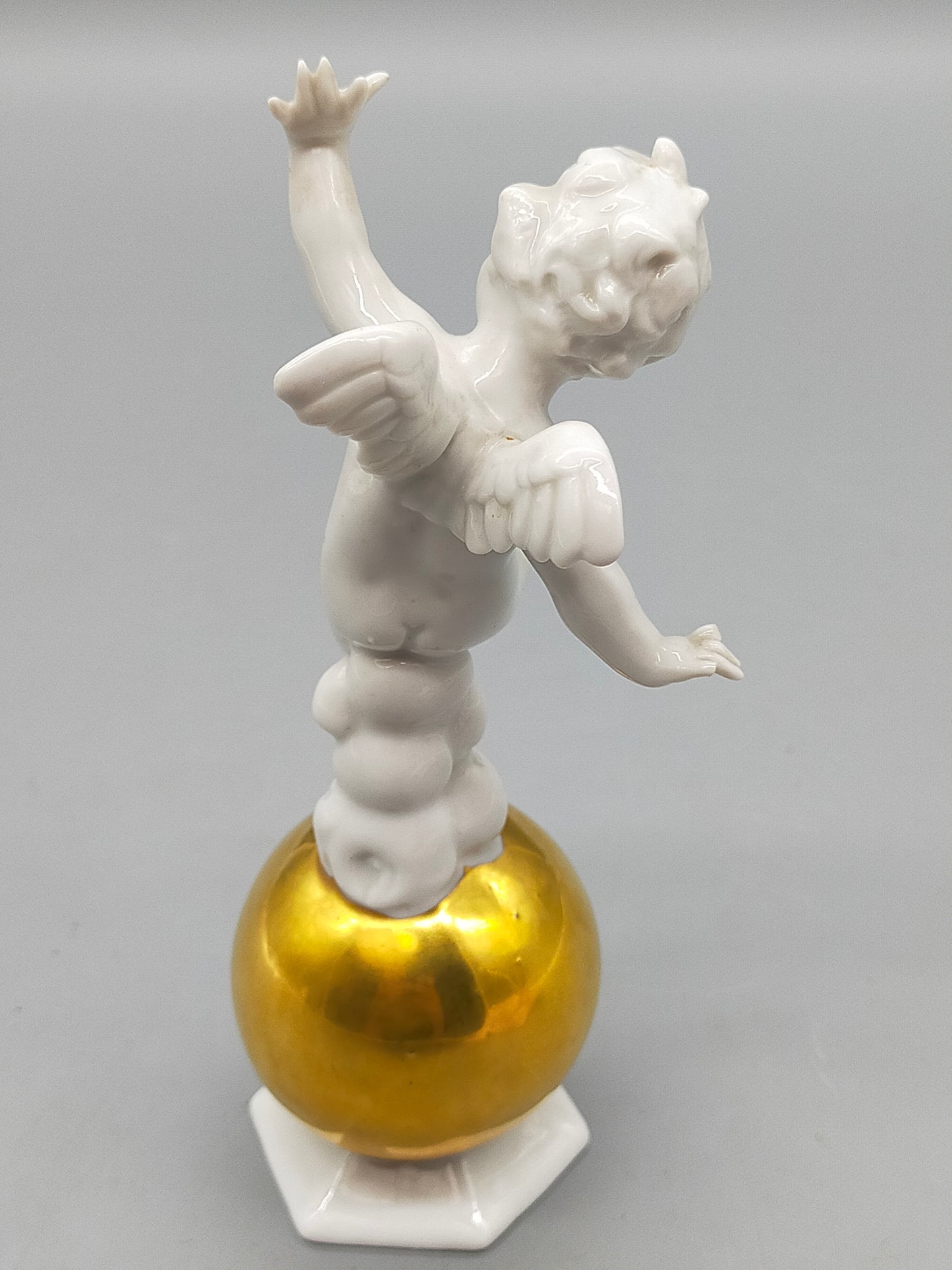 Elegante Porzellanfigur Putto – Handbemalte Skulptur auf Goldkugel