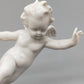 Elegante Porzellanfigur Putto – Handbemalte Skulptur auf Goldkugel