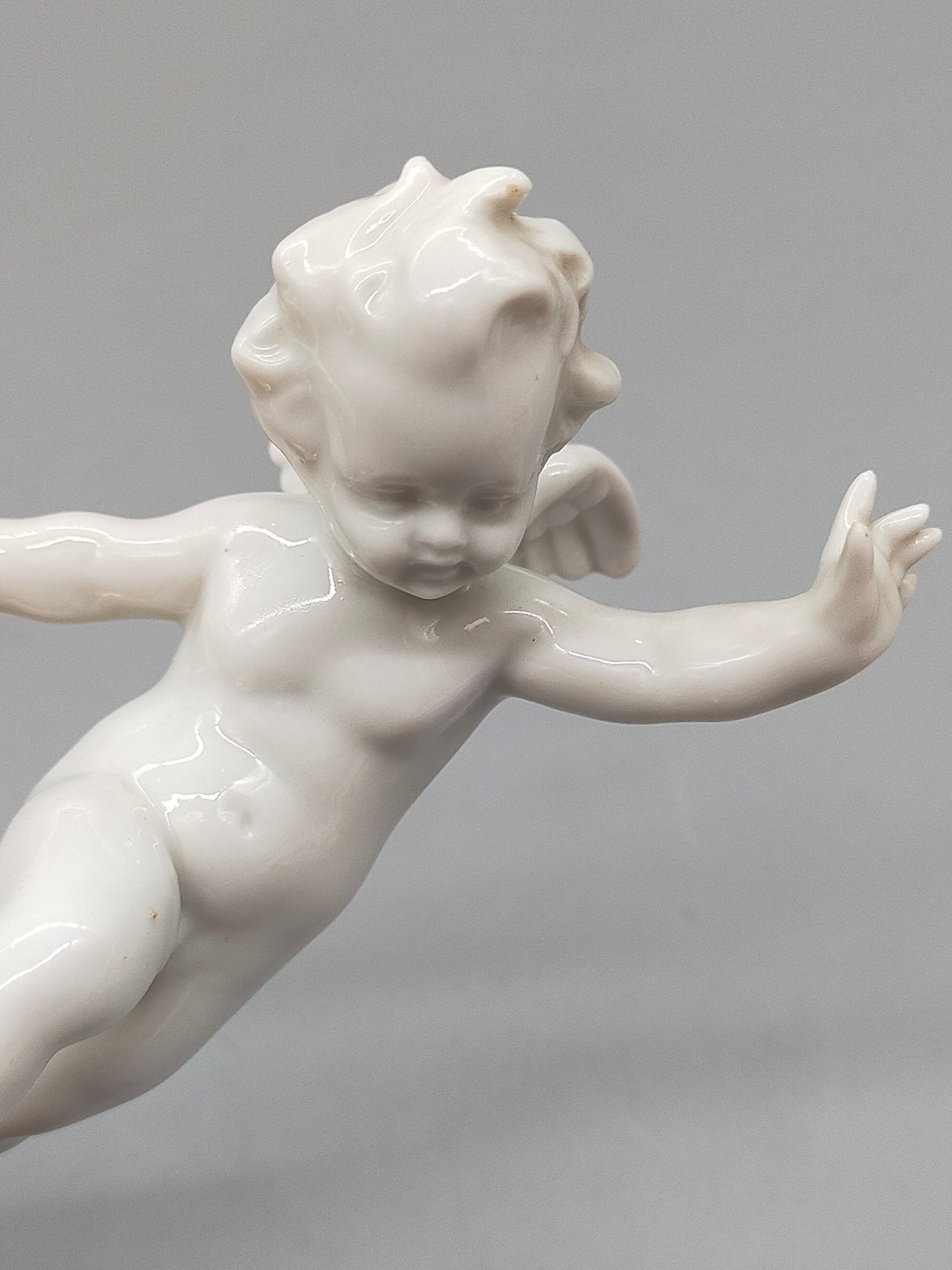 Elegante Porzellanfigur Putto – Handbemalte Skulptur auf Goldkugel