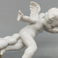 Elegante Porzellanfigur Putto – Handbemalte Skulptur auf Goldkugel