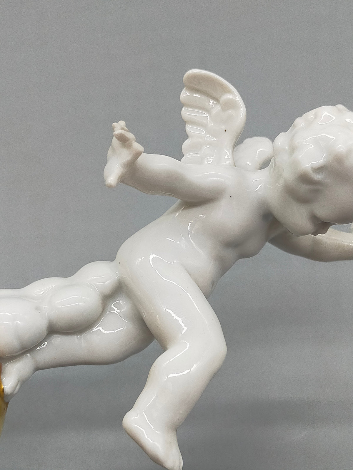 Elegante Porzellanfigur Putto – Handbemalte Skulptur auf Goldkugel