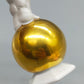 Elegante Porzellanfigur Putto – Handbemalte Skulptur auf Goldkugel