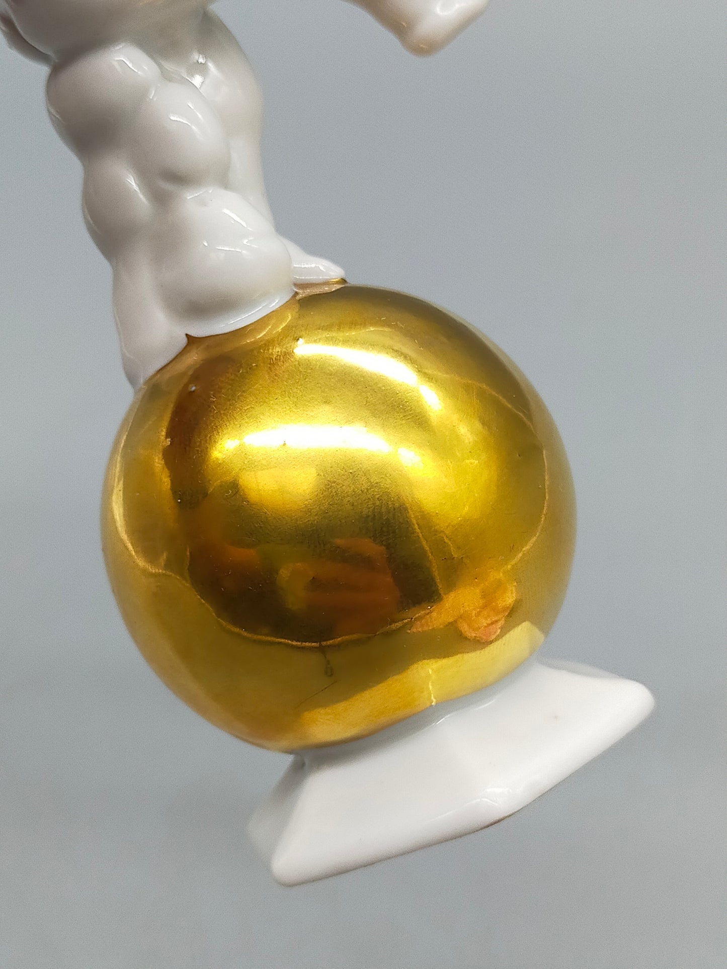 Elegante Porzellanfigur Putto – Handbemalte Skulptur auf Goldkugel
