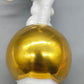 Elegante Porzellanfigur Putto – Handbemalte Skulptur auf Goldkugel
