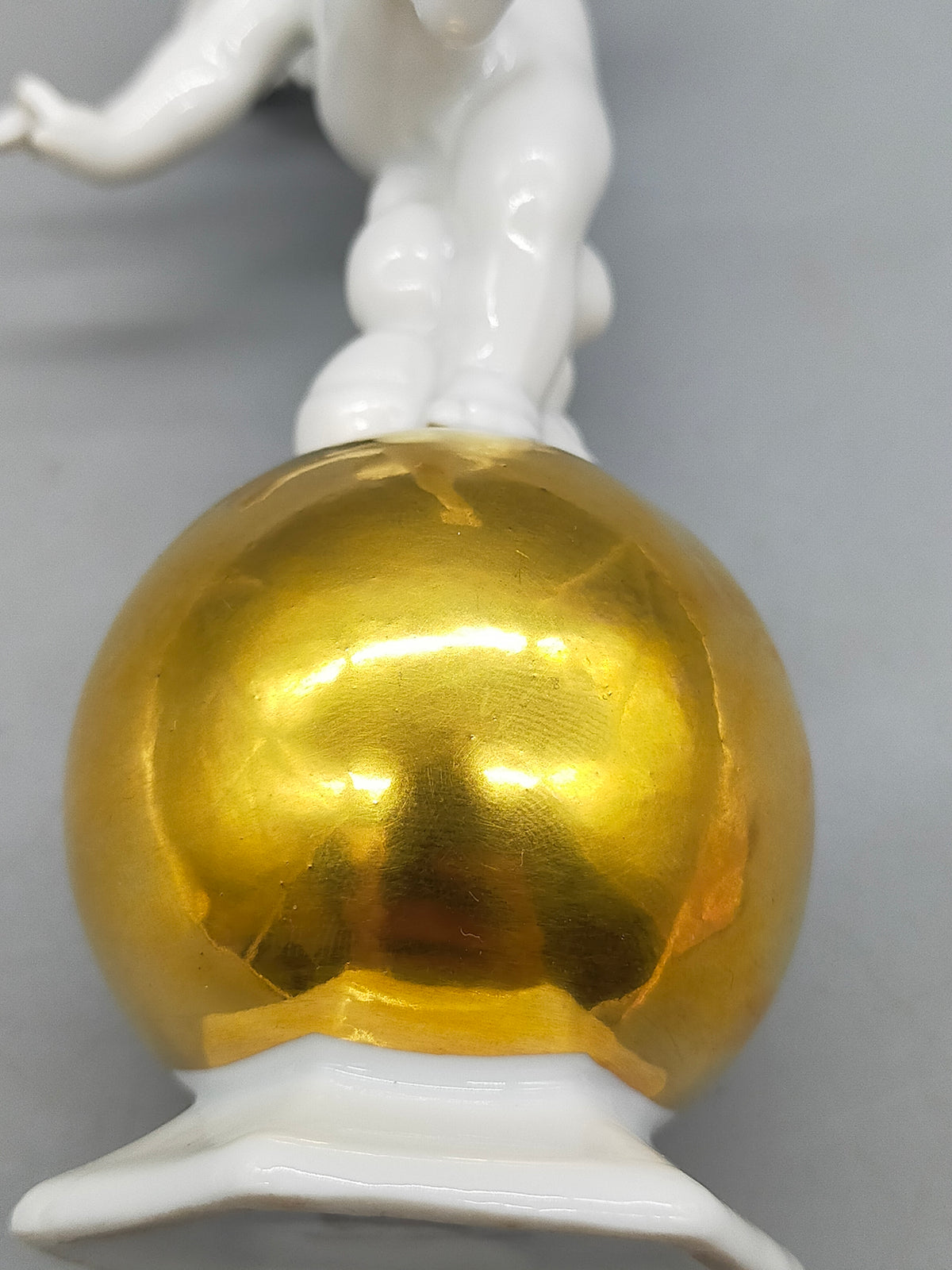 Elegante Porzellanfigur Putto – Handbemalte Skulptur auf Goldkugel