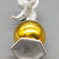 Elegante Porzellanfigur Putto – Handbemalte Skulptur auf Goldkugel