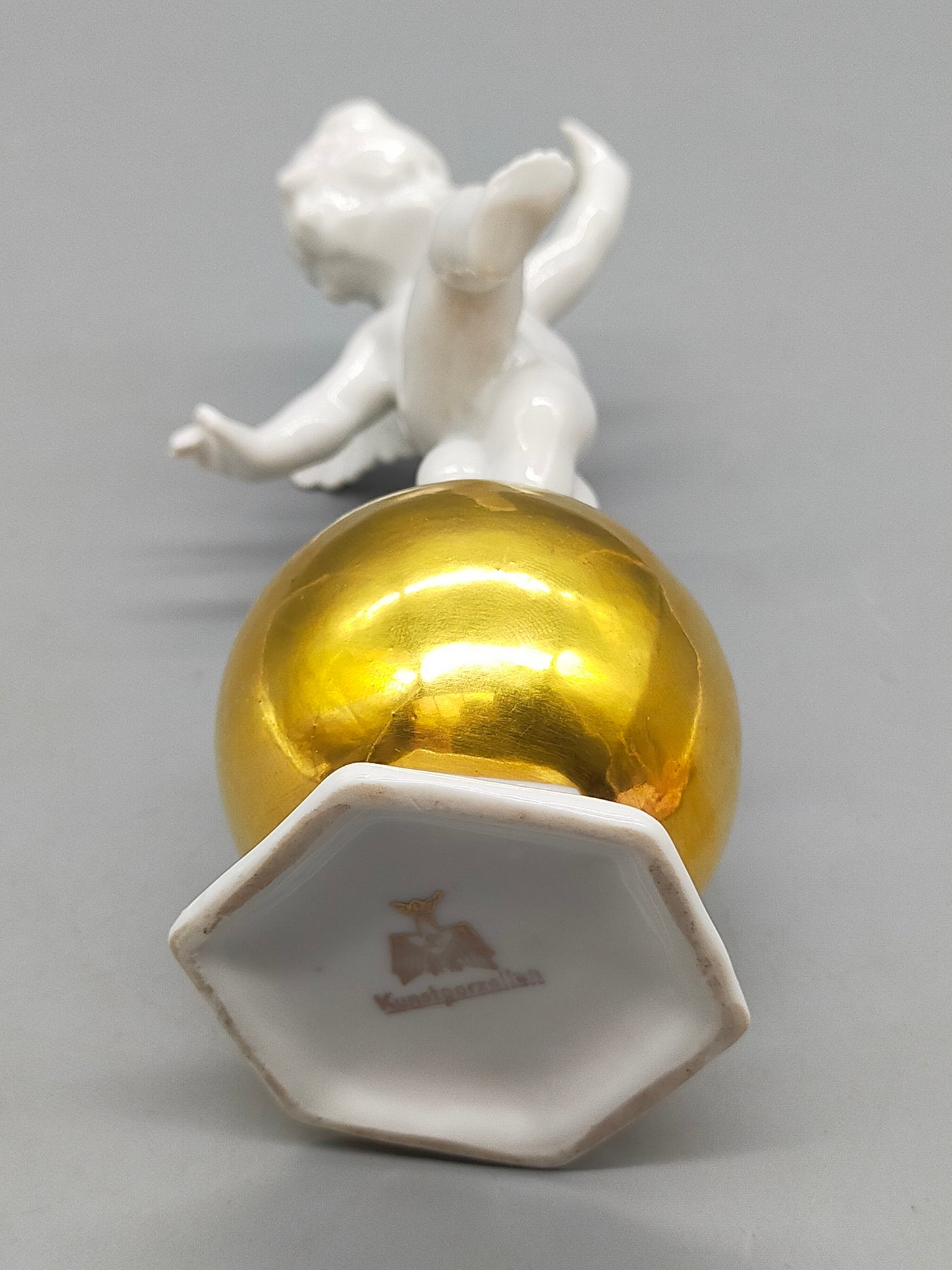 Elegante Porzellanfigur Putto – Handbemalte Skulptur auf Goldkugel