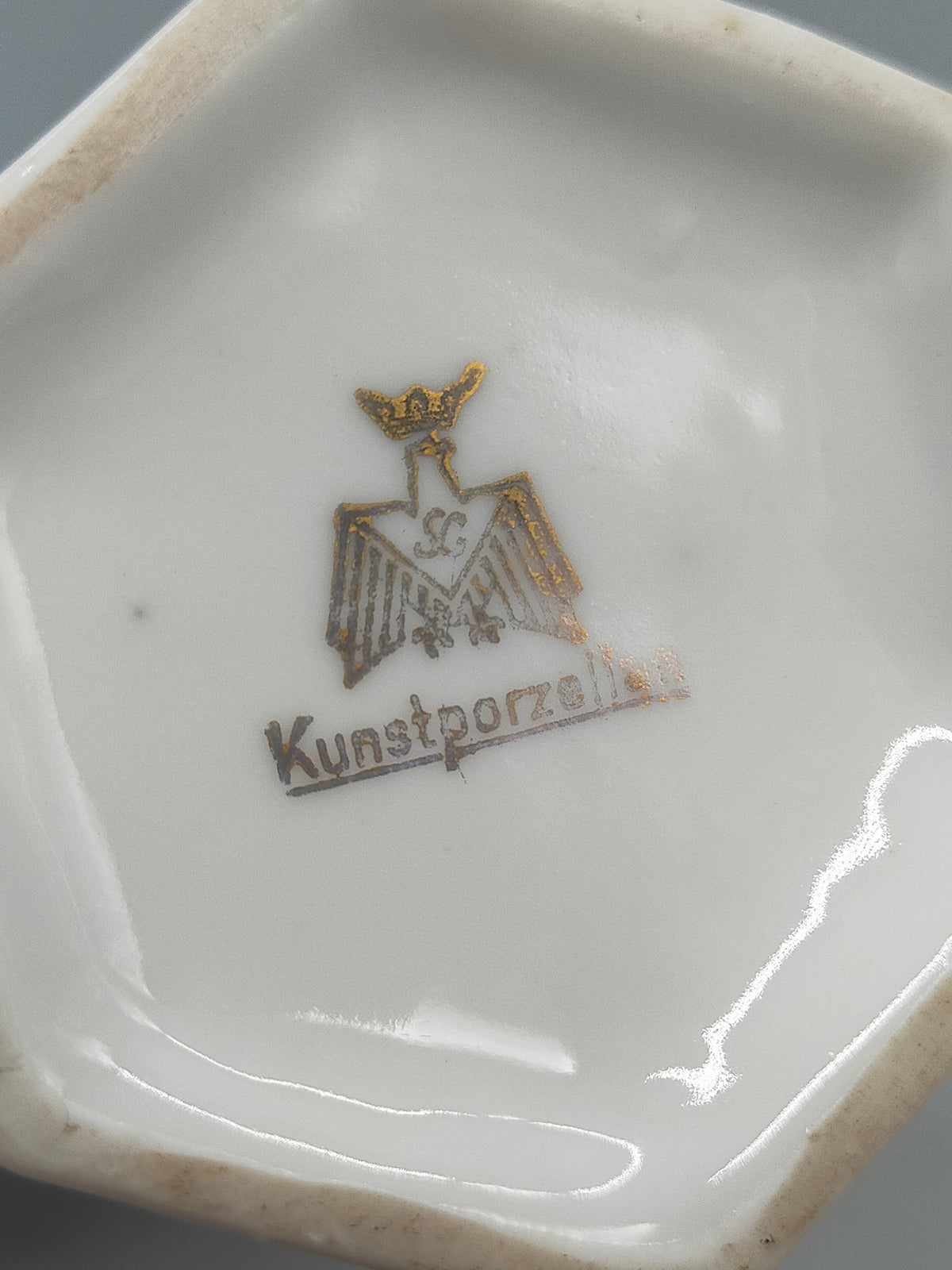 Elegante Porzellanfigur Putto – Handbemalte Skulptur auf Goldkugel