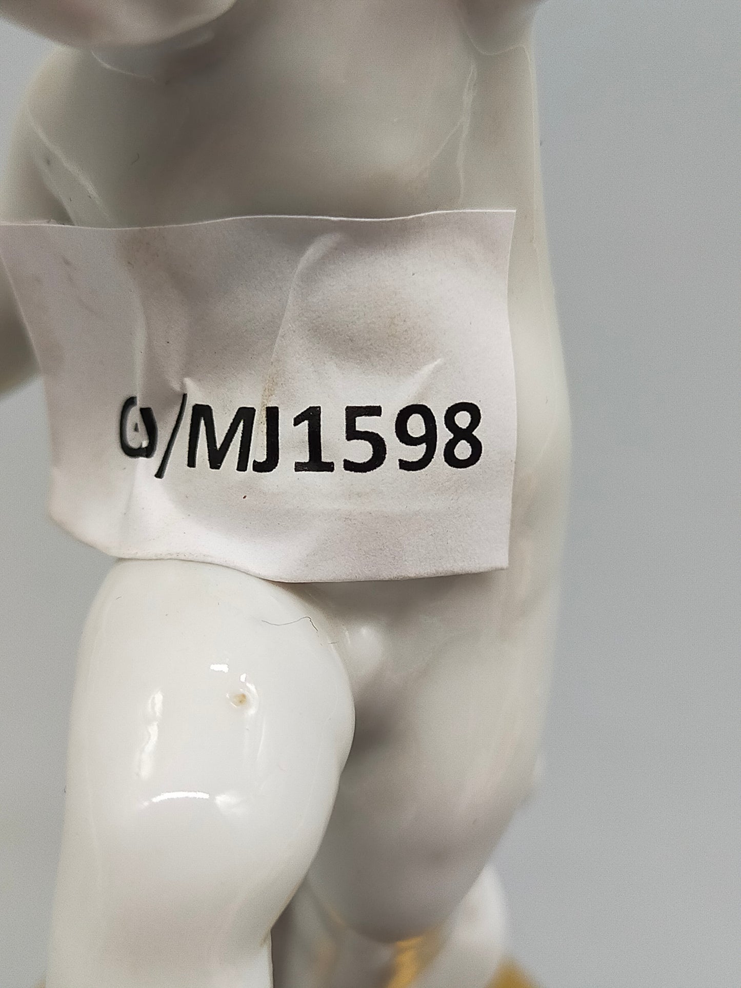Elegante Porzellanfigur Putto – Handbemalte Skulptur auf Goldkugel