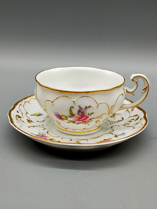 Elegante Nymphenburg Tasse mit Untertasse – Handbemaltes Porzellan