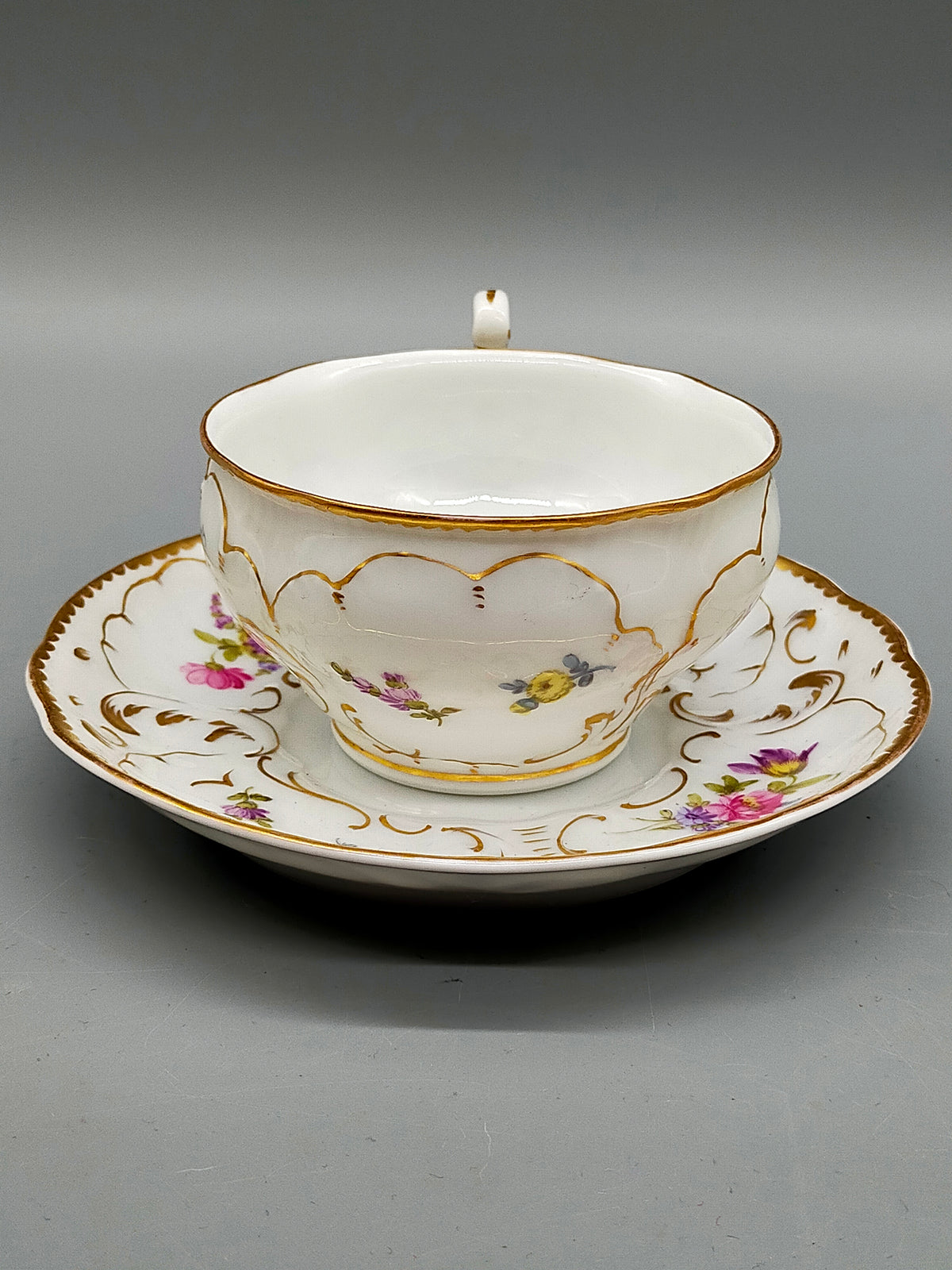 Elegante Nymphenburg Tasse mit Untertasse – Handbemaltes Porzellan