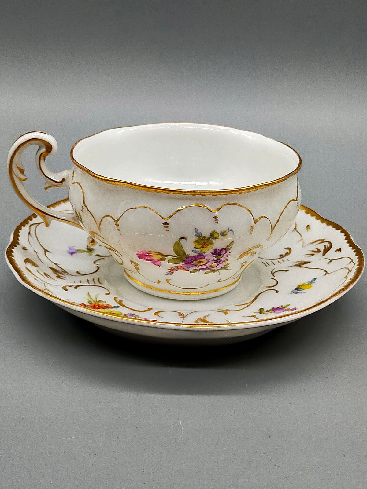 Elegante Nymphenburg Tasse mit Untertasse – Handbemaltes Porzellan