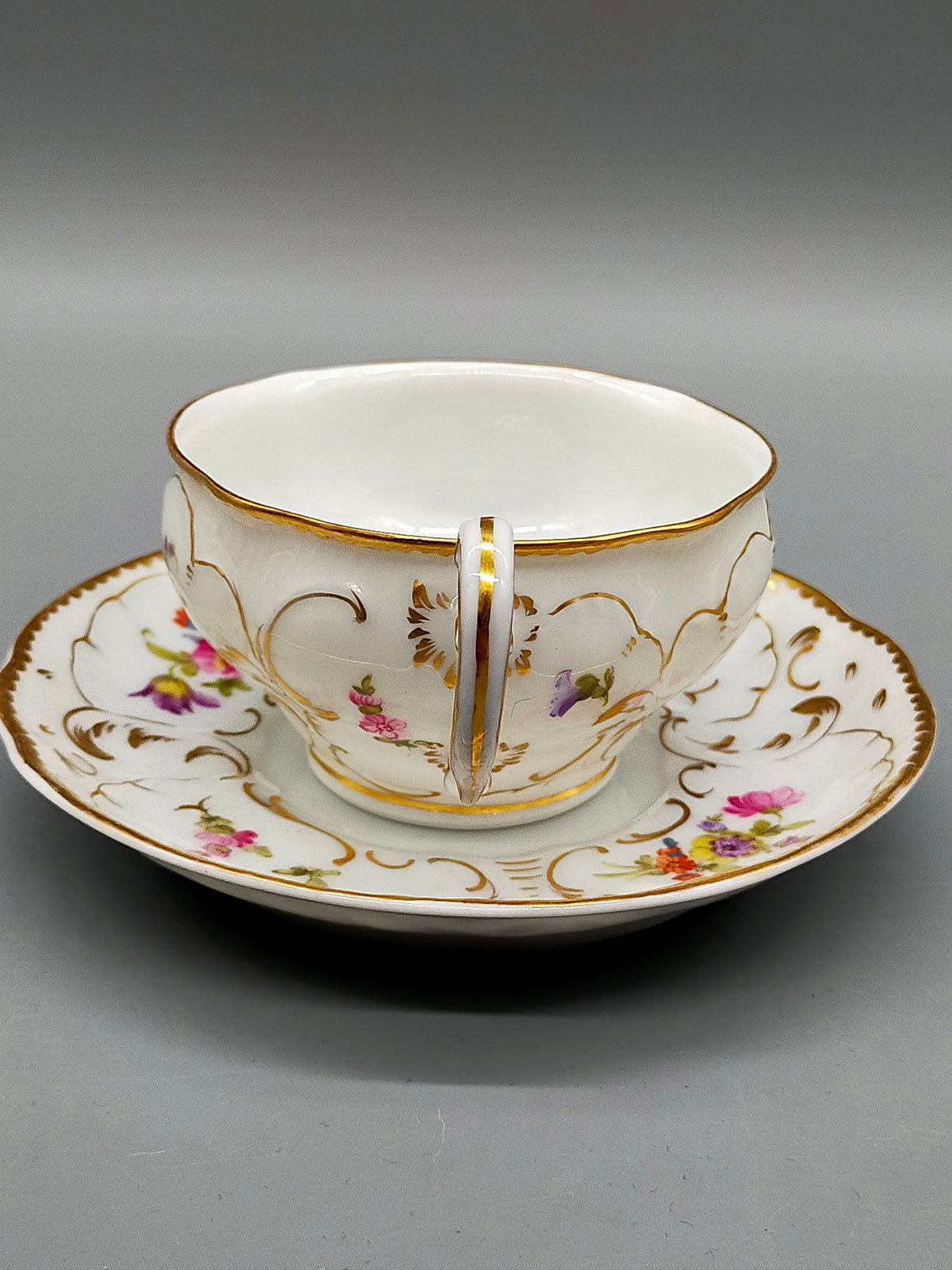 Elegante Nymphenburg Tasse mit Untertasse – Handbemaltes Porzellan