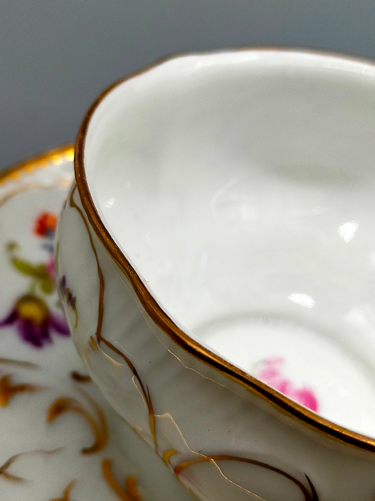 Elegante Nymphenburg Tasse mit Untertasse – Handbemaltes Porzellan