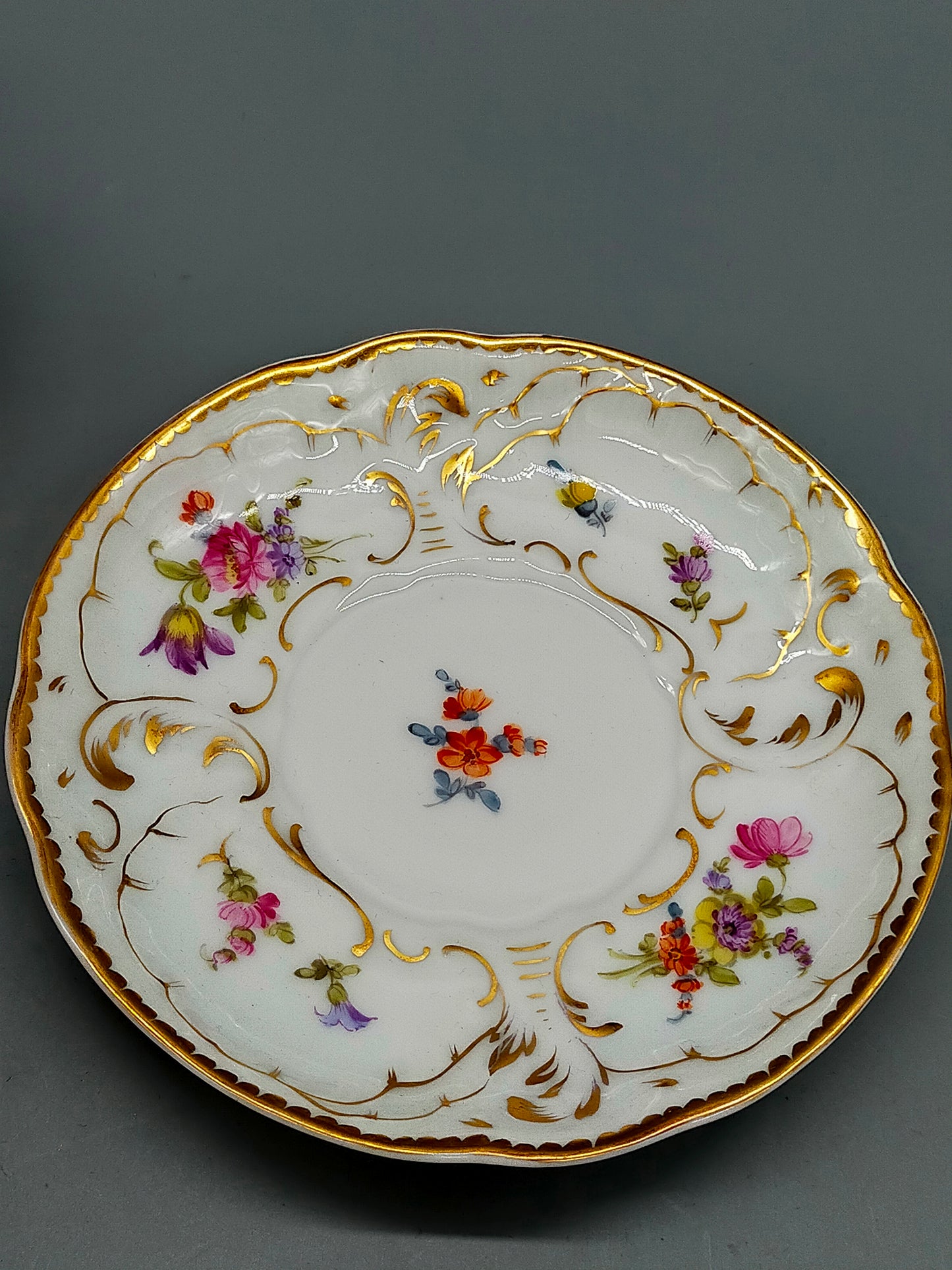Elegante Nymphenburg Tasse mit Untertasse – Handbemaltes Porzellan