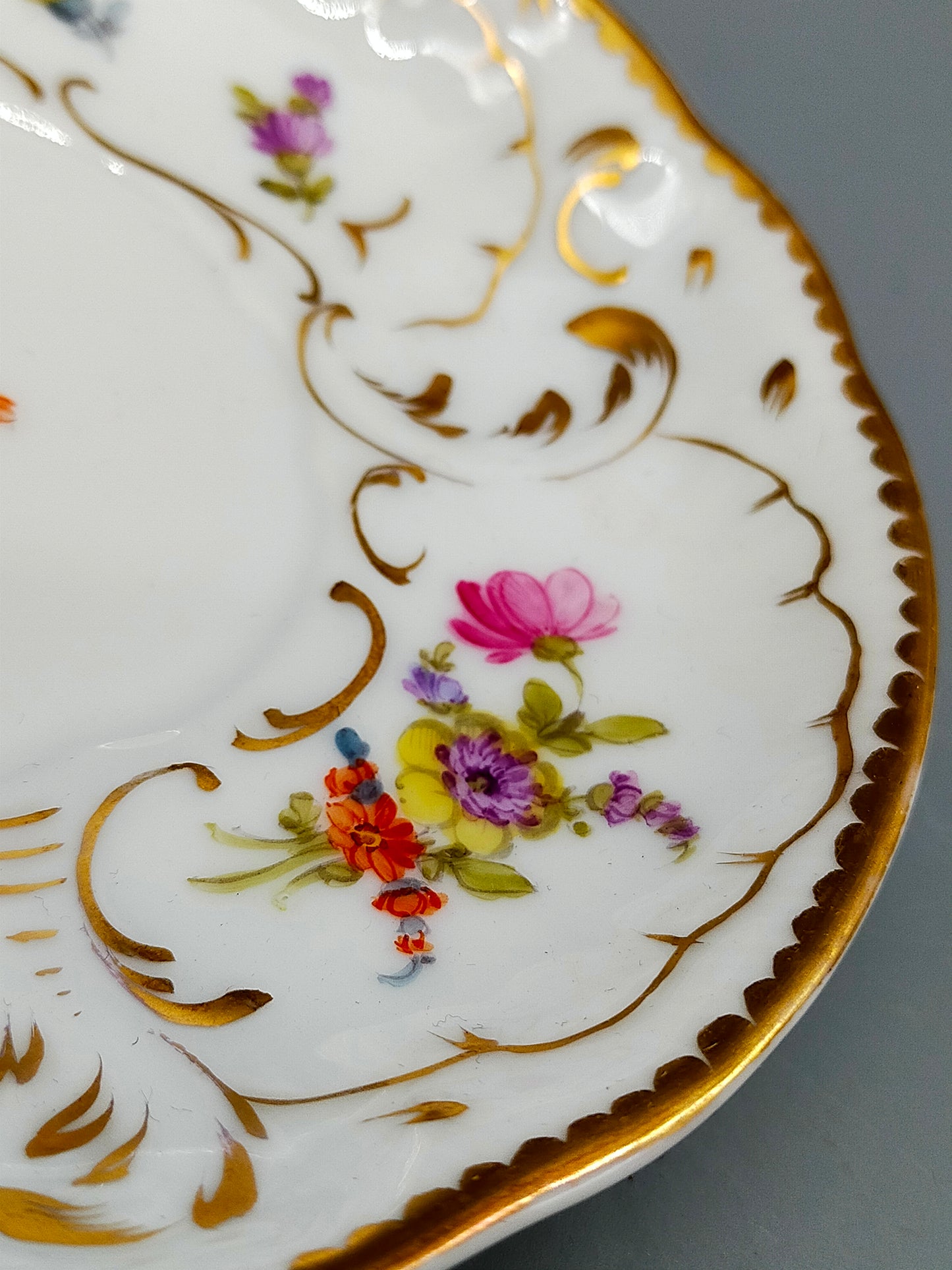 Elegante Nymphenburg Tasse mit Untertasse – Handbemaltes Porzellan