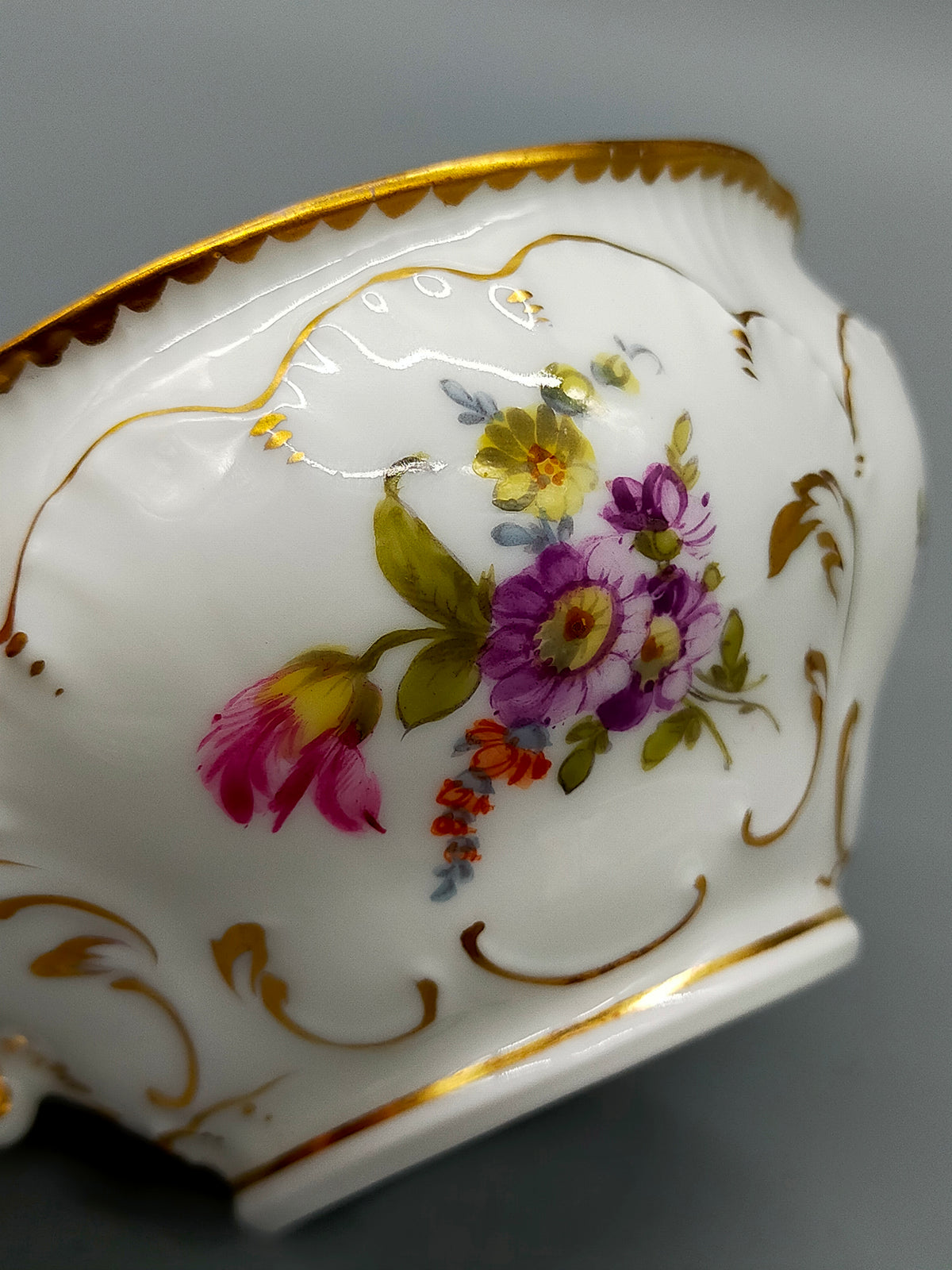 Elegante Nymphenburg Tasse mit Untertasse – Handbemaltes Porzellan