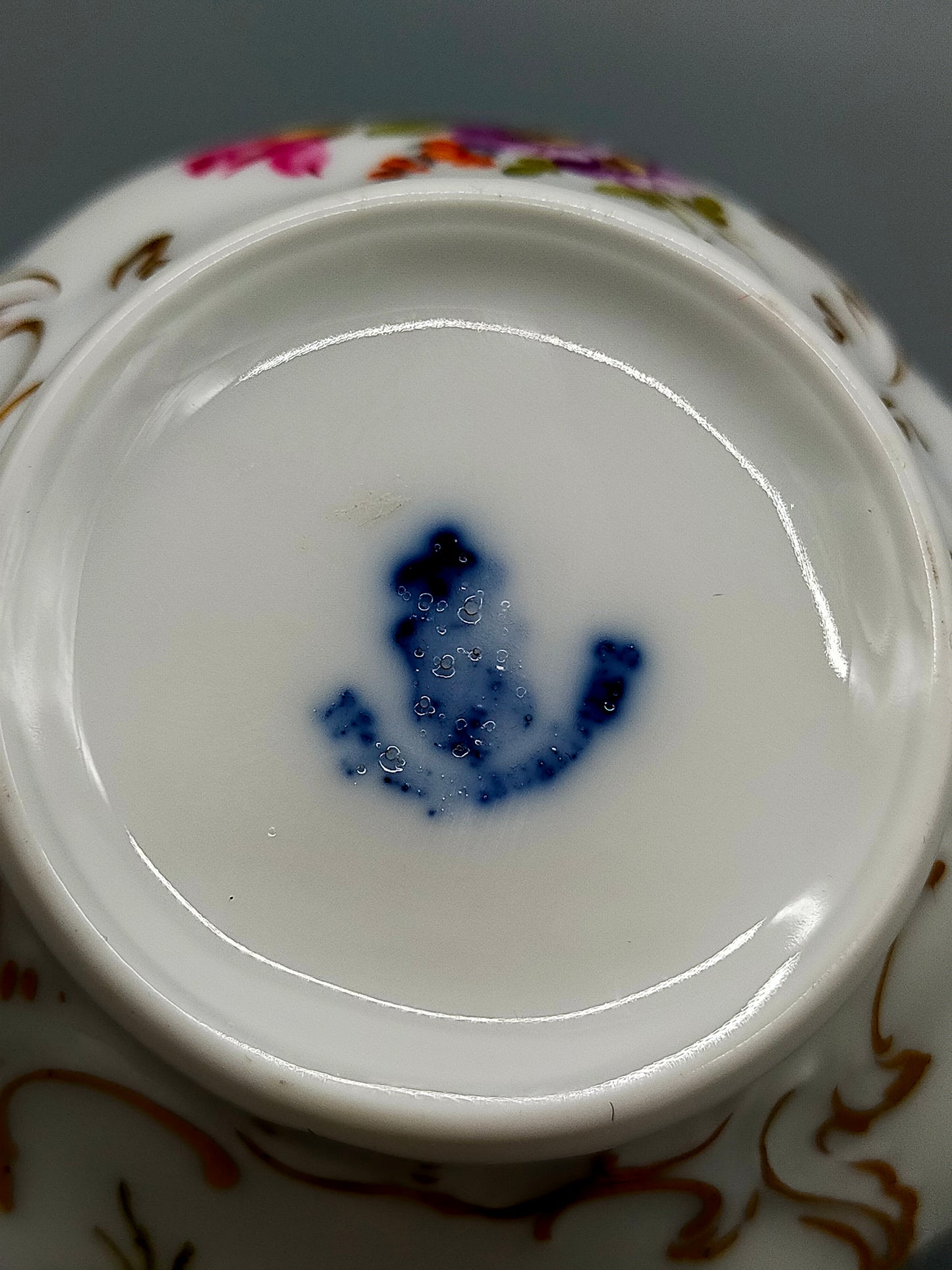 Elegante Nymphenburg Tasse mit Untertasse – Handbemaltes Porzellan