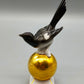 Elegante Porzellanfigur – Elster auf Goldkugel von Neuettau