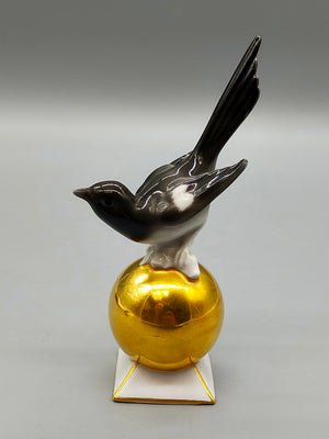 Elegante Porzellanfigur – Elster auf Goldkugel von Neuettau