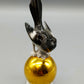 Elegante Porzellanfigur – Elster auf Goldkugel von Neuettau