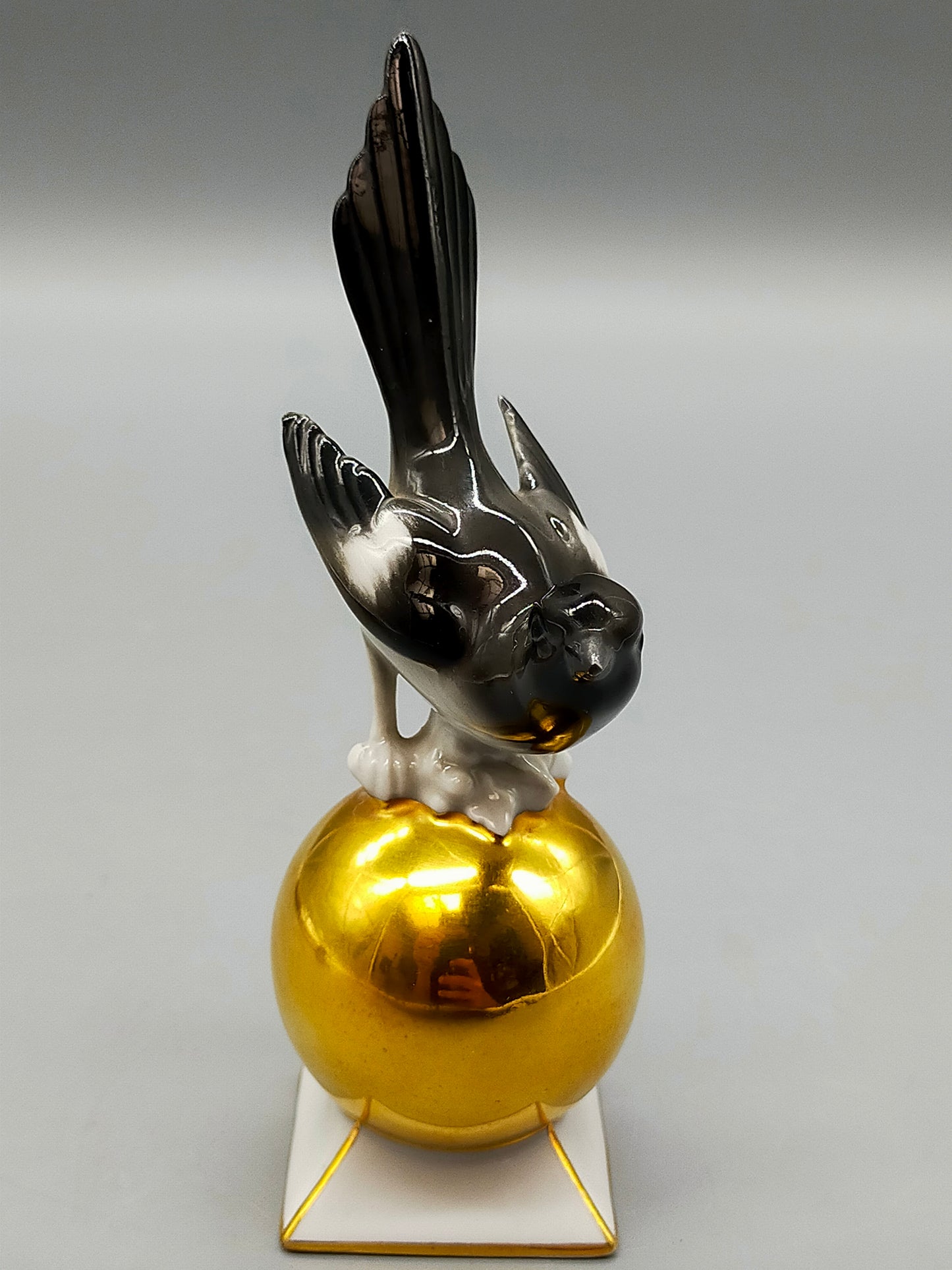 Elegante Porzellanfigur – Elster auf Goldkugel von Neuettau