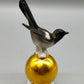 Elegante Porzellanfigur – Elster auf Goldkugel von Neuettau