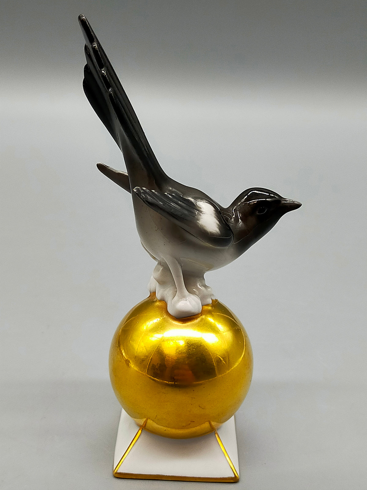 Elegante Porzellanfigur – Elster auf Goldkugel von Neuettau