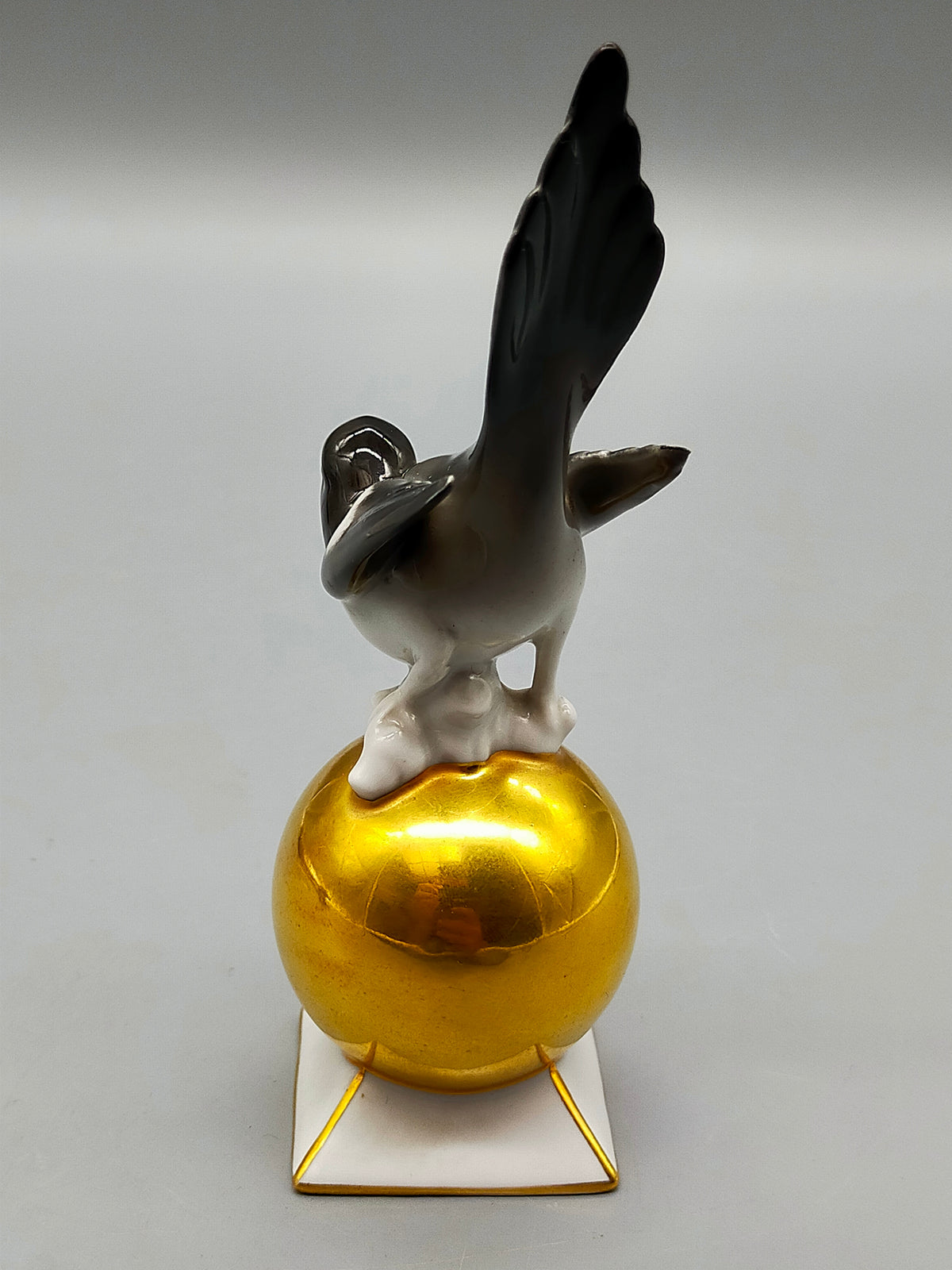 Elegante Porzellanfigur – Elster auf Goldkugel von Neuettau
