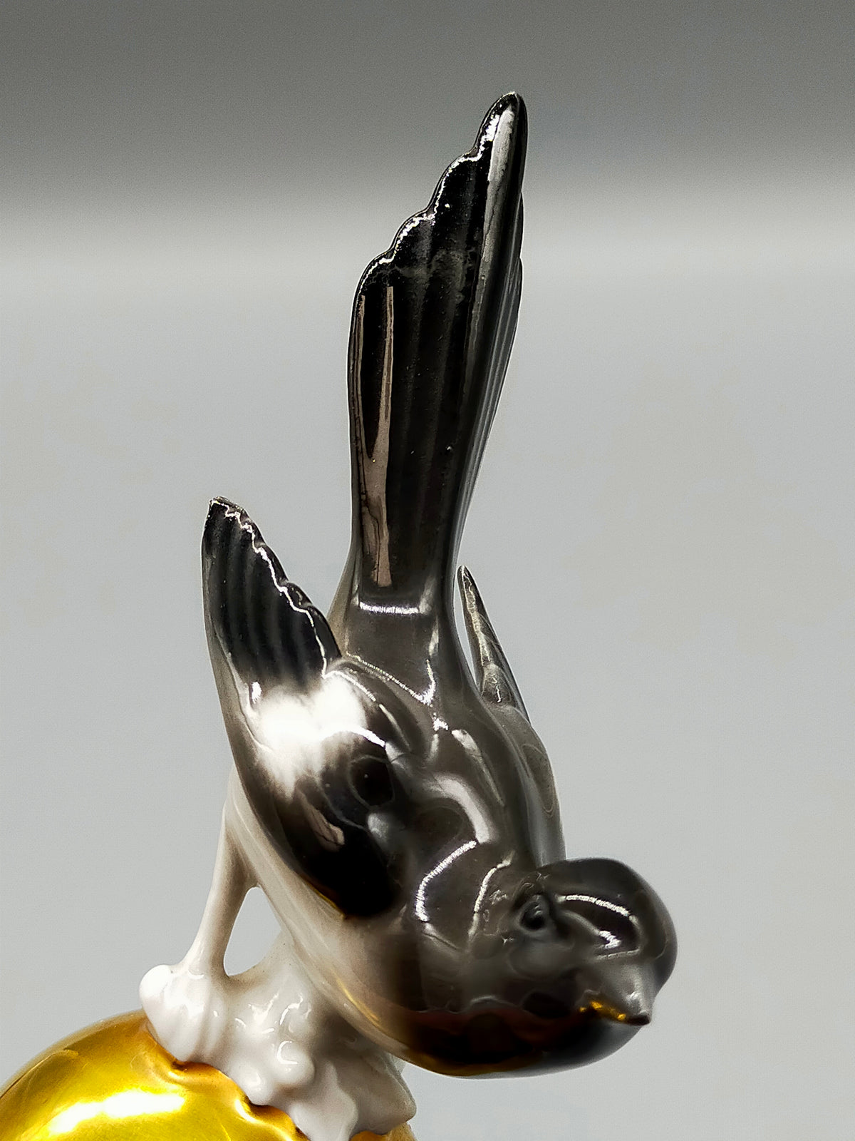 Elegante Porzellanfigur – Elster auf Goldkugel von Neuettau