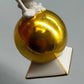 Elegante Porzellanfigur – Elster auf Goldkugel von Neuettau