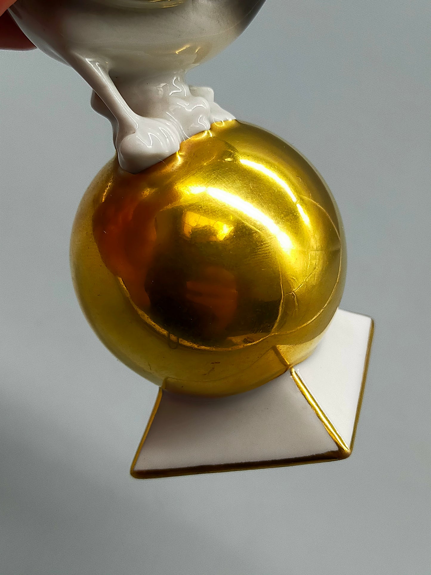Elegante Porzellanfigur – Elster auf Goldkugel von Neuettau