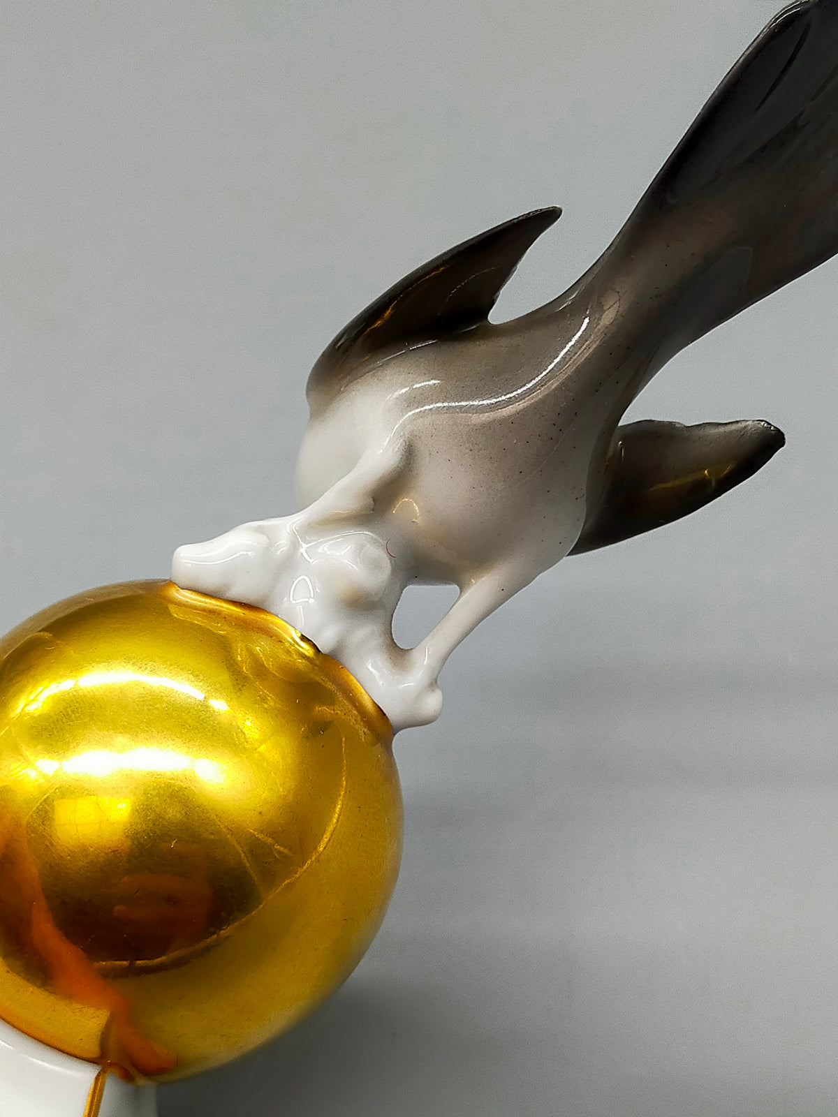 Elegante Porzellanfigur – Elster auf Goldkugel von Neuettau