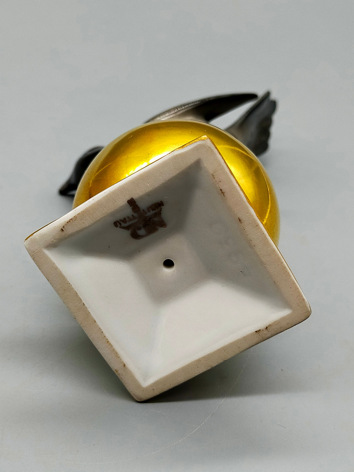Elegante Porzellanfigur – Elster auf Goldkugel von Neuettau
