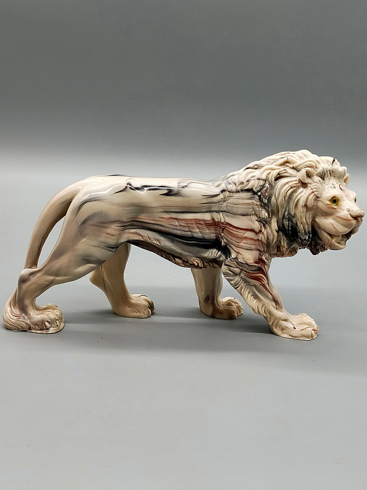Große Löwenfigur – Handgearbeitete Alabaster-Skulptur