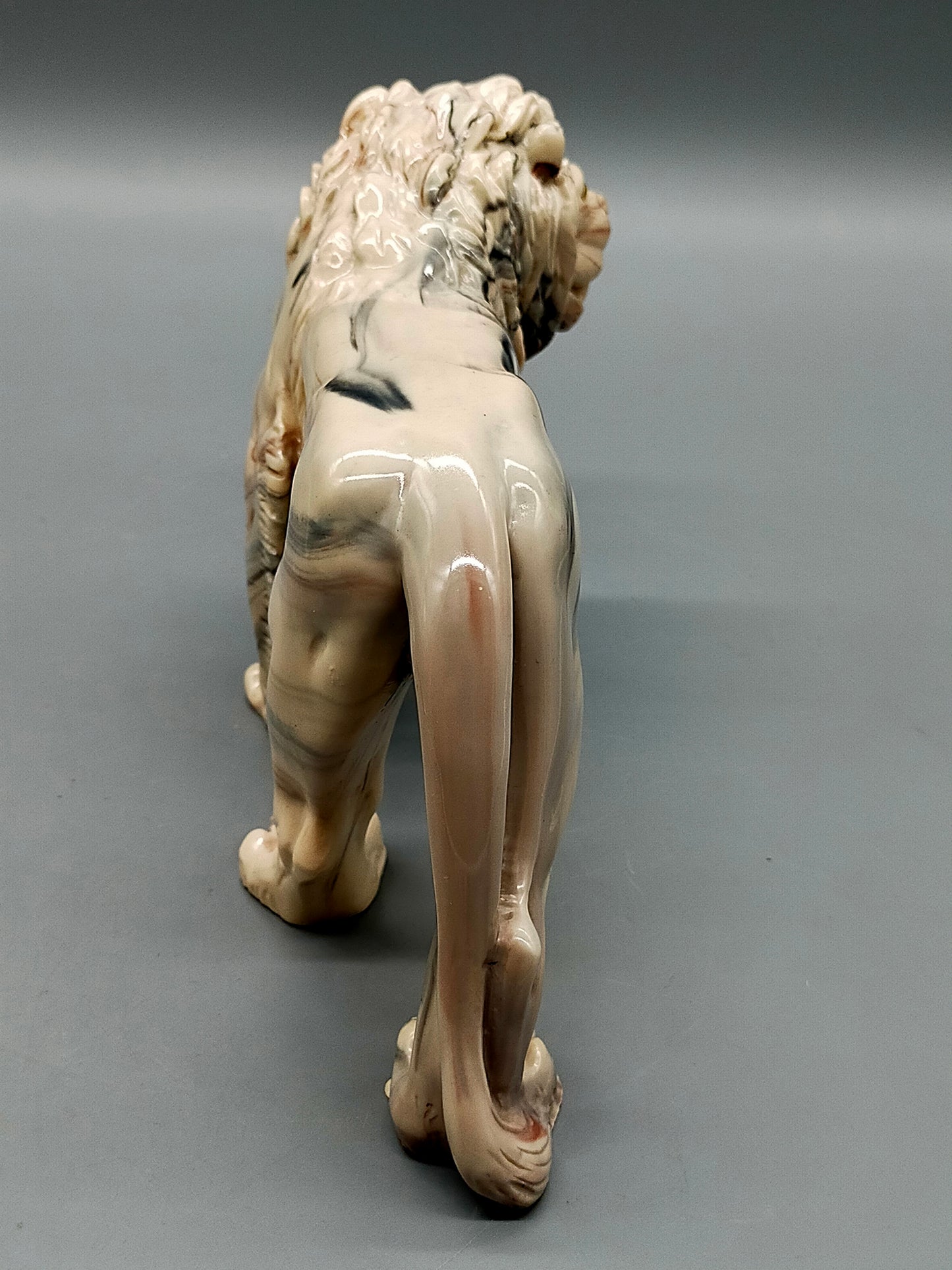 Große Löwenfigur – Handgearbeitete Alabaster-Skulptur