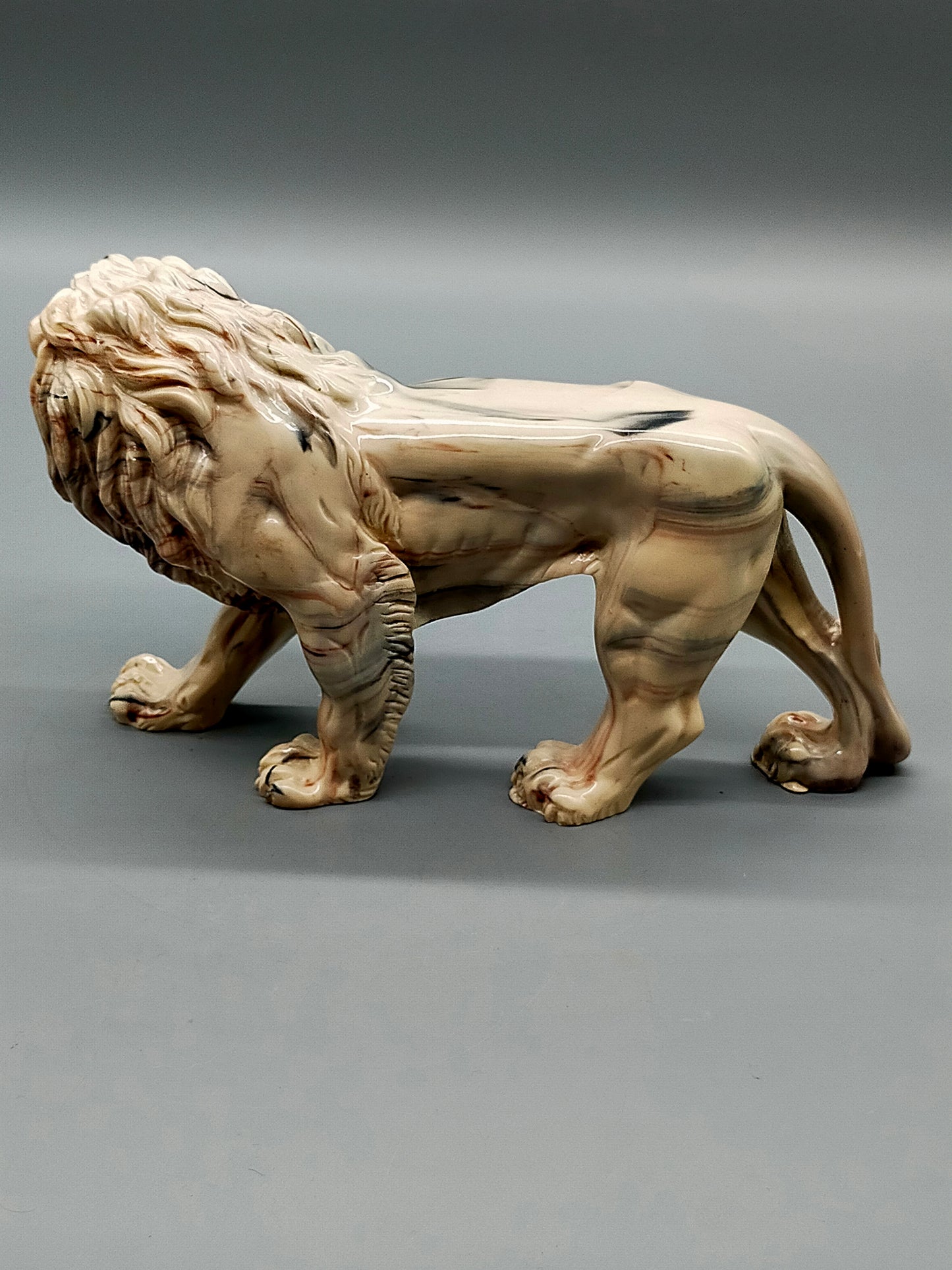 Große Löwenfigur – Handgearbeitete Alabaster-Skulptur