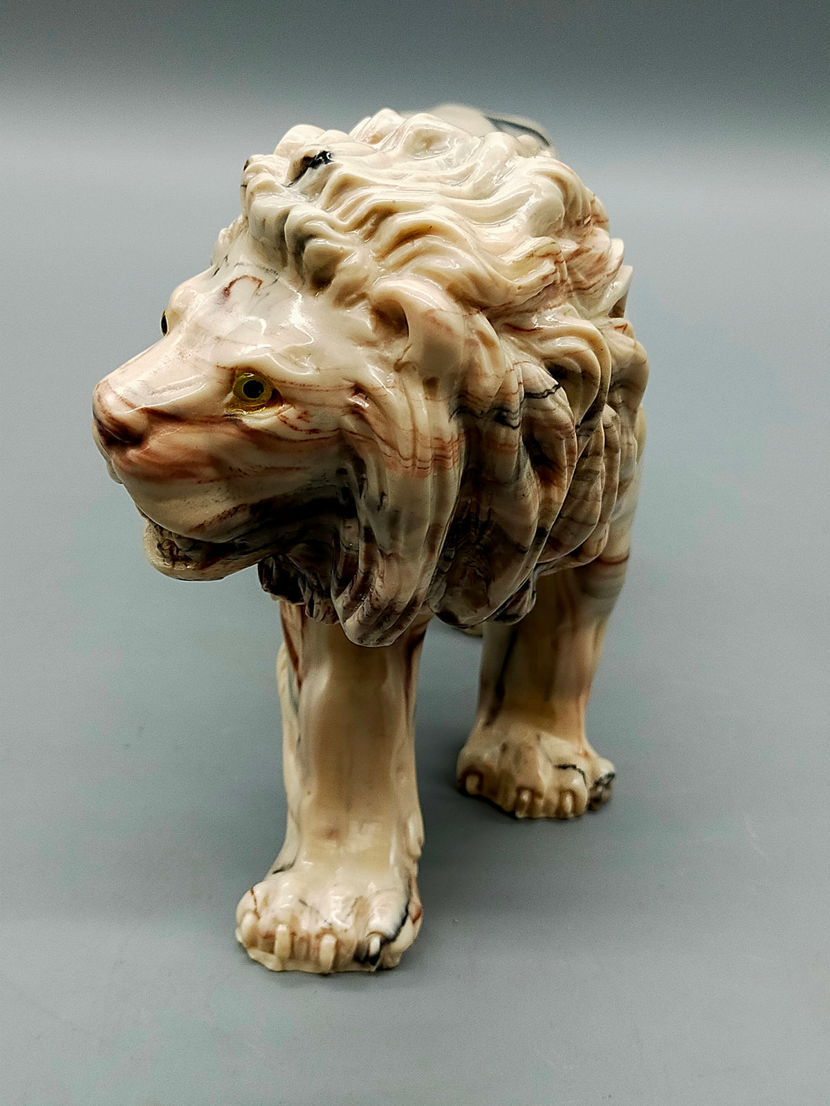 Große Löwenfigur – Handgearbeitete Alabaster-Skulptur