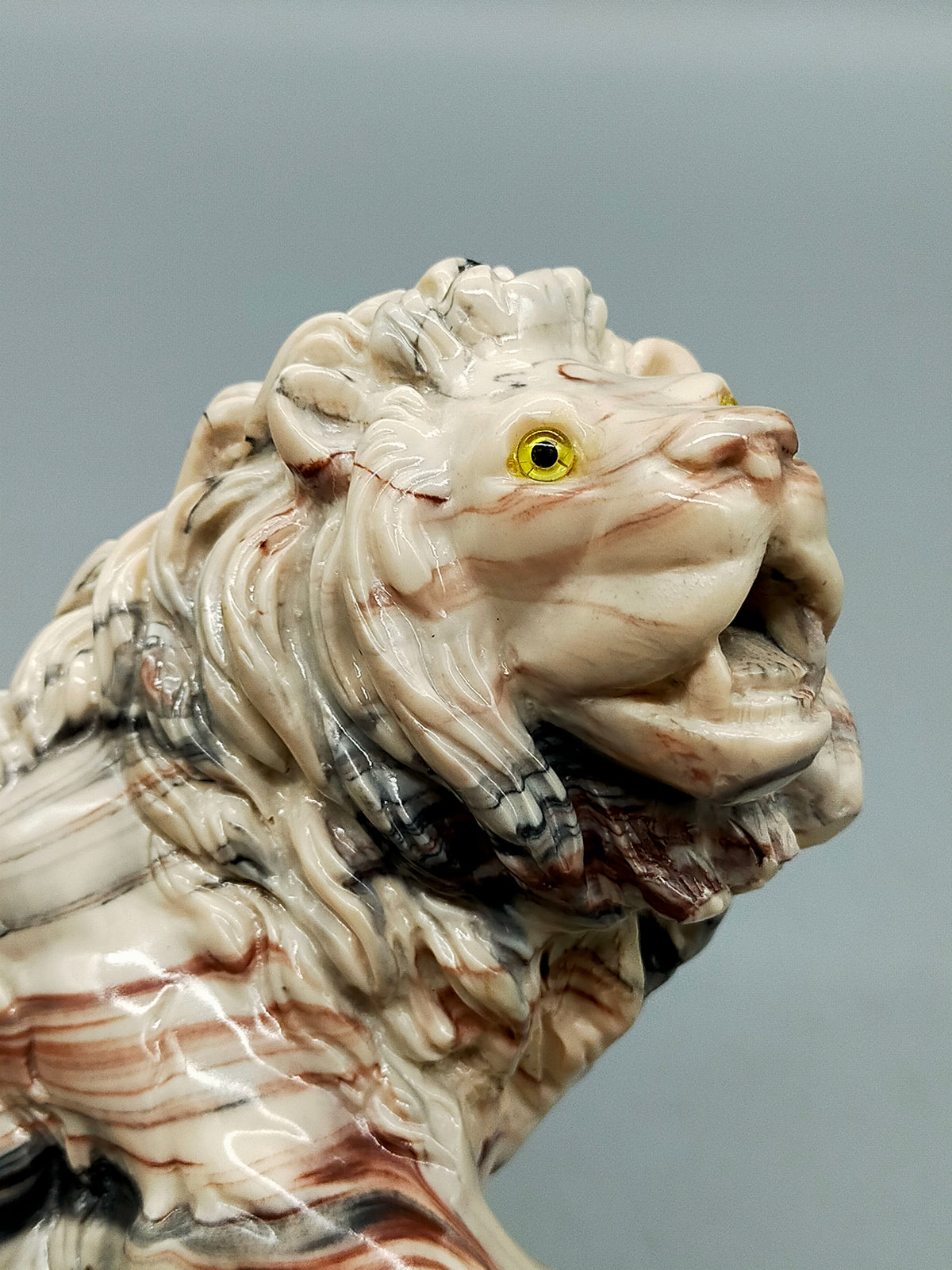 Große Löwenfigur – Handgearbeitete Alabaster-Skulptur