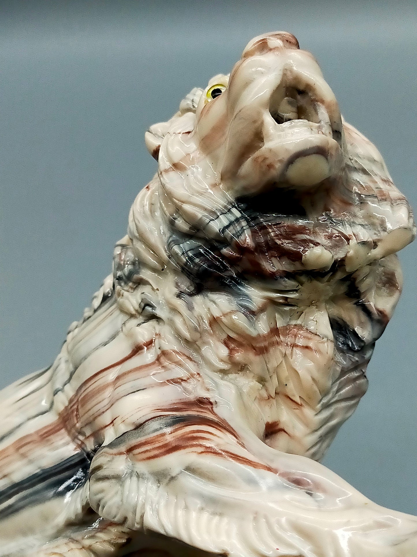 Große Löwenfigur – Handgearbeitete Alabaster-Skulptur
