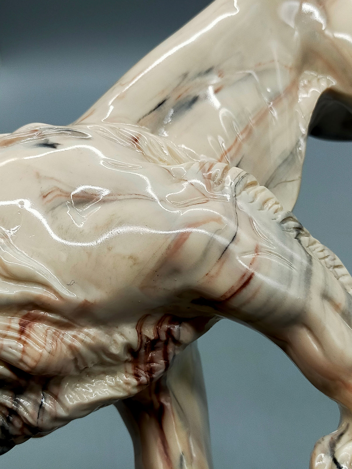 Große Löwenfigur – Handgearbeitete Alabaster-Skulptur