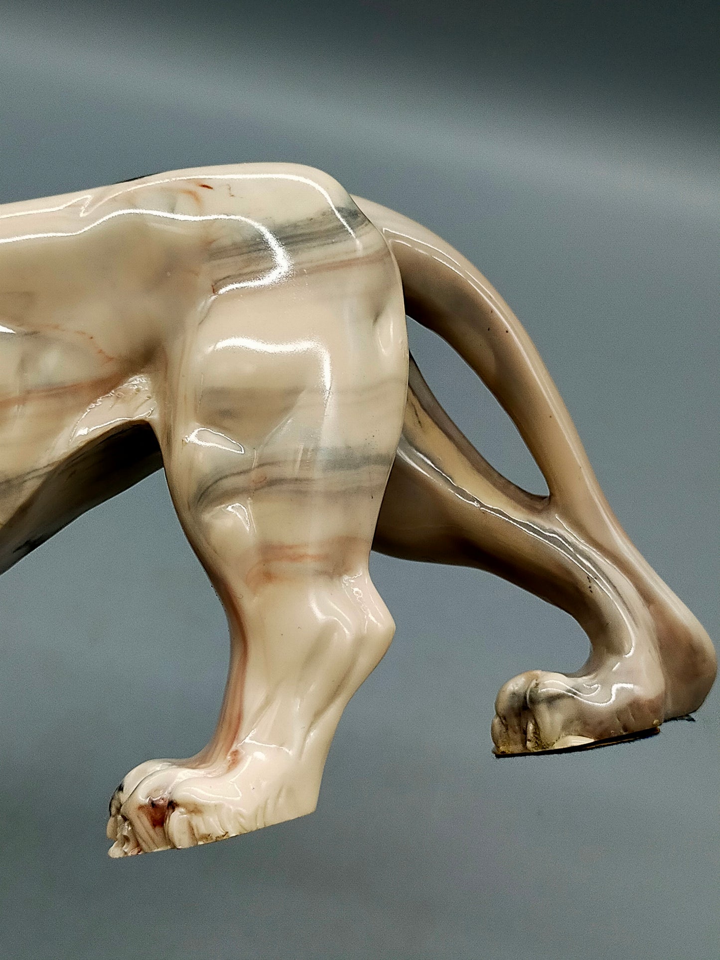 Große Löwenfigur – Handgearbeitete Alabaster-Skulptur