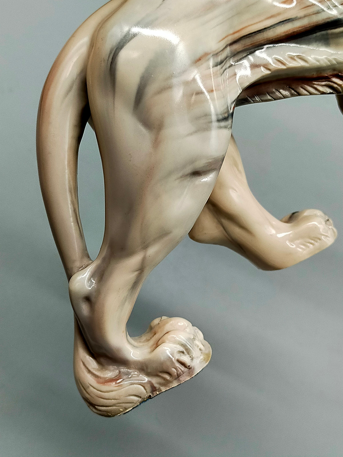 Große Löwenfigur – Handgearbeitete Alabaster-Skulptur