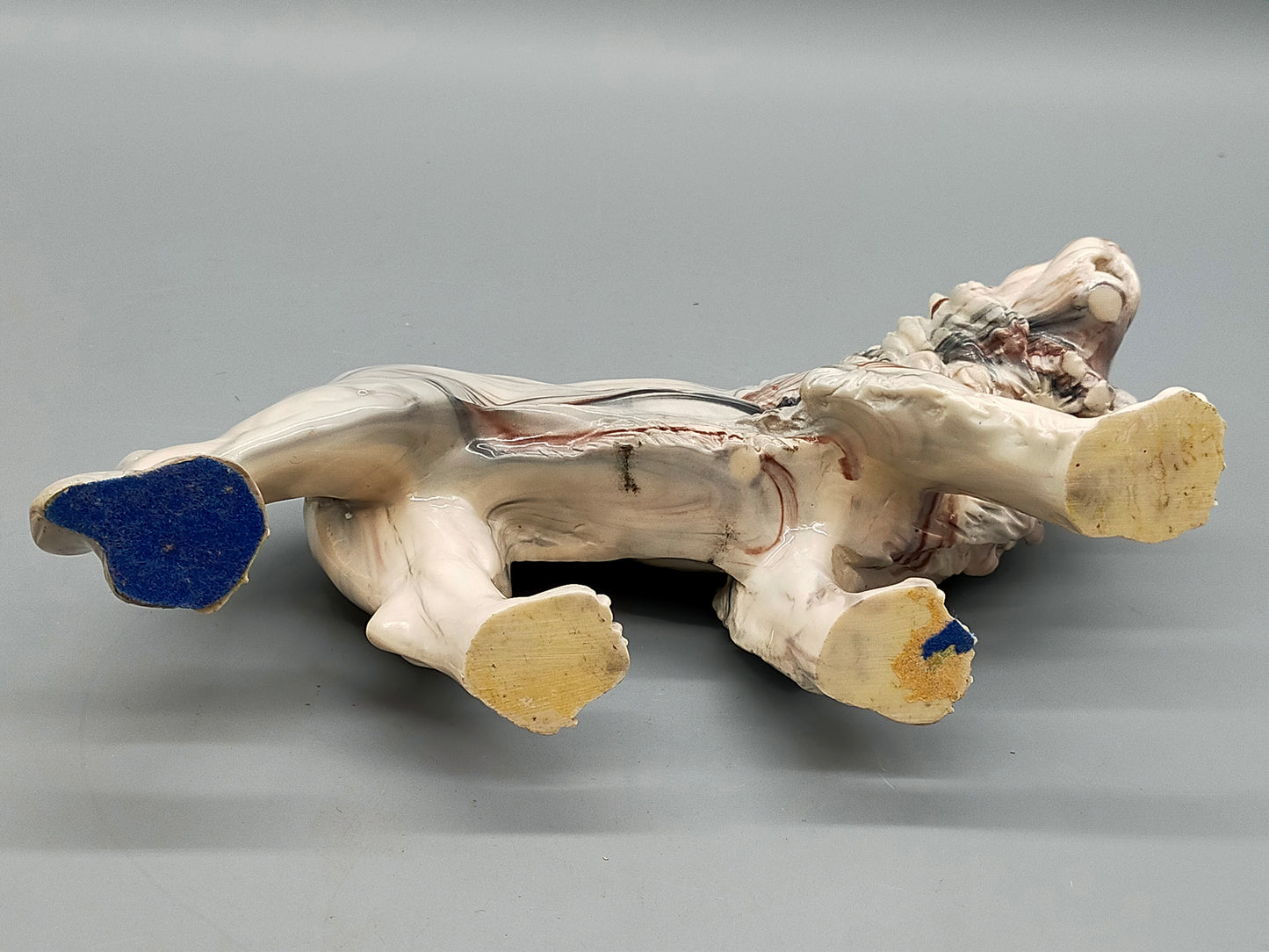 Große Löwenfigur – Handgearbeitete Alabaster-Skulptur