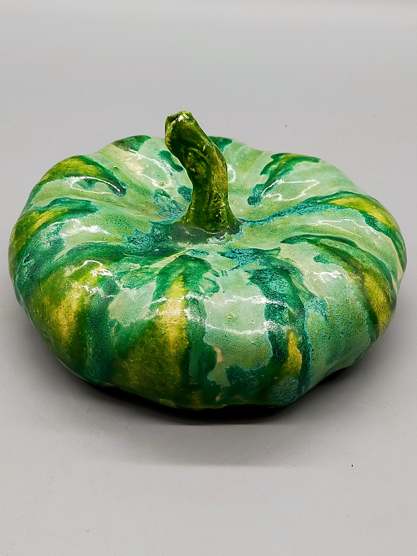Dekorative Keramik-Kürbisfigur – Handglierte Deko